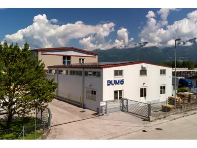 Dumis zunaj WEB-3.jpg